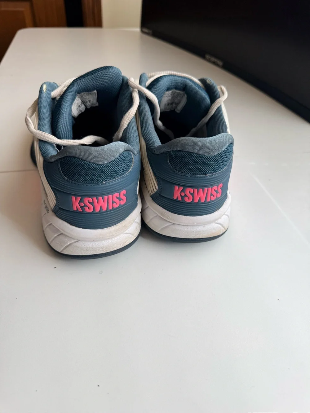 K-Swiss Hypercourt Express 2 Tennis Shoes Men’s 9.5 White Blue Pink - Picture 9 of 12